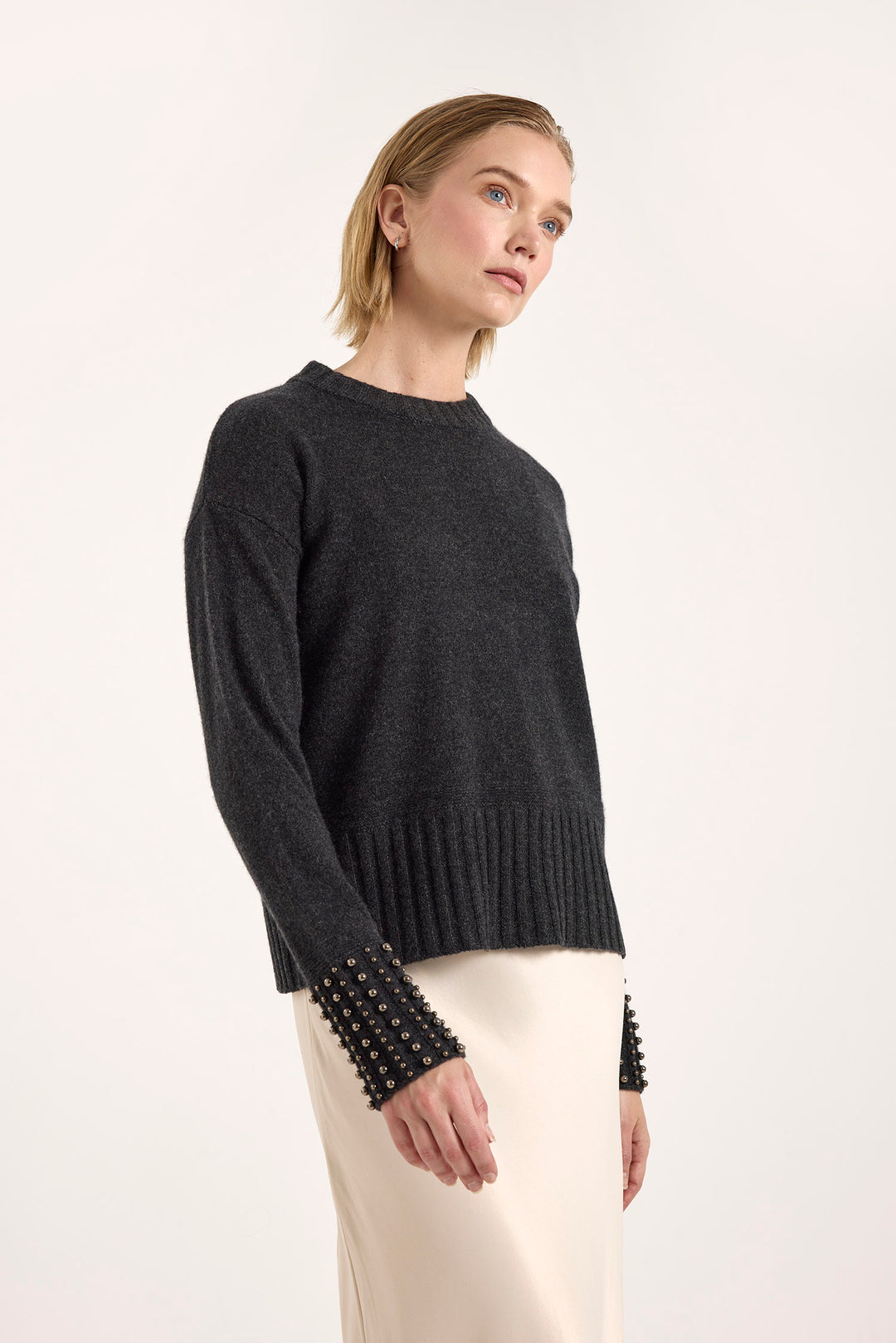 SWEATER CREW W/ PEARL DETAIL CHARCOAL