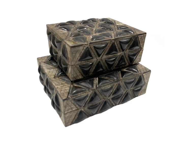 BOX BLACK HORN CARVED 3D TRIANGLE MED