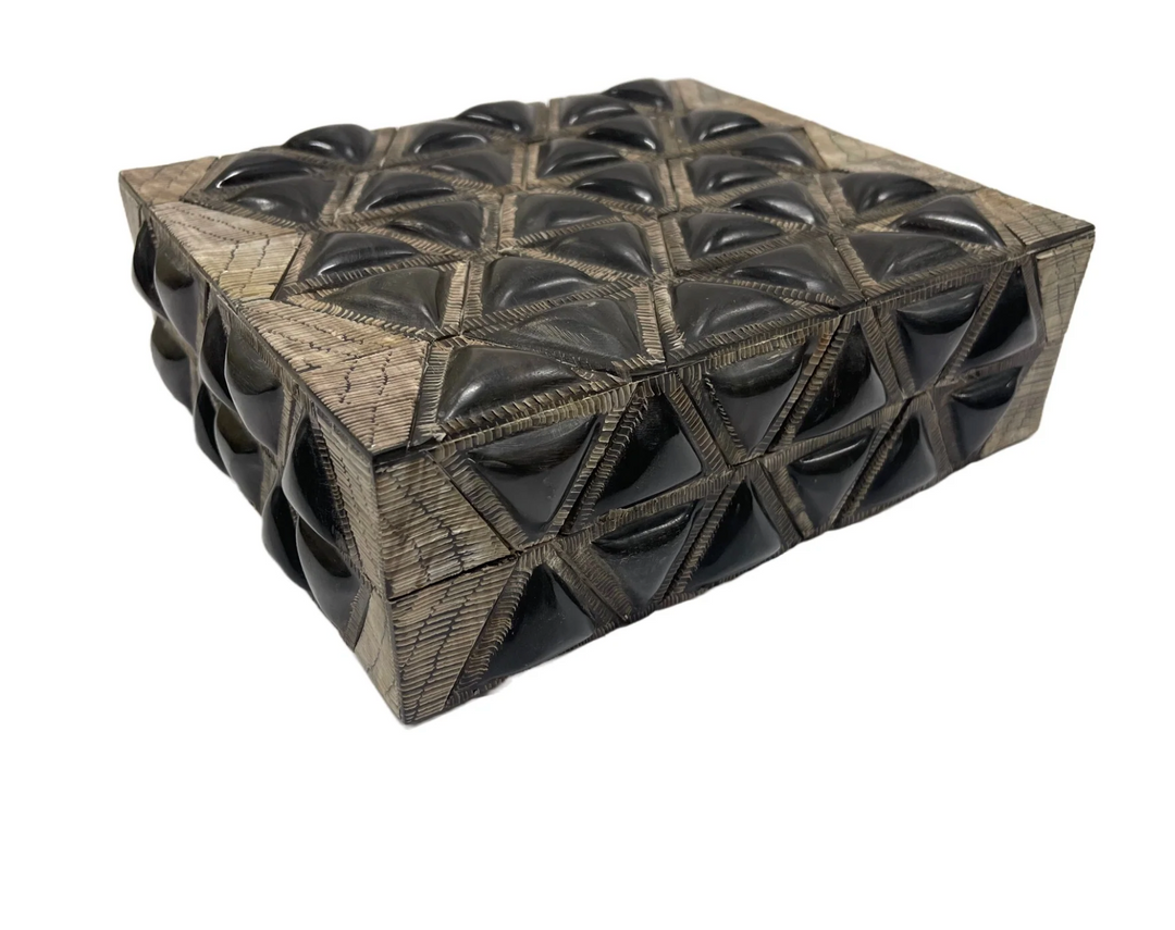 BOX BLACK HORN CARVED 3D TRIANGLE MED
