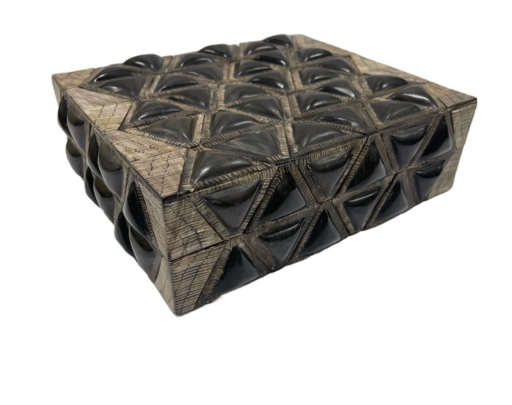 BOX BLACK HORN CARVED 3D TRIANGLE MED