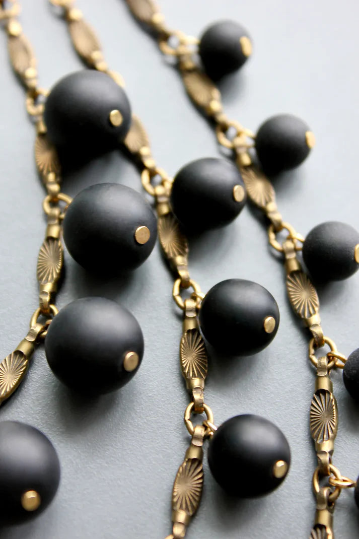 NECKLACE BIB MATTE JET GLASS