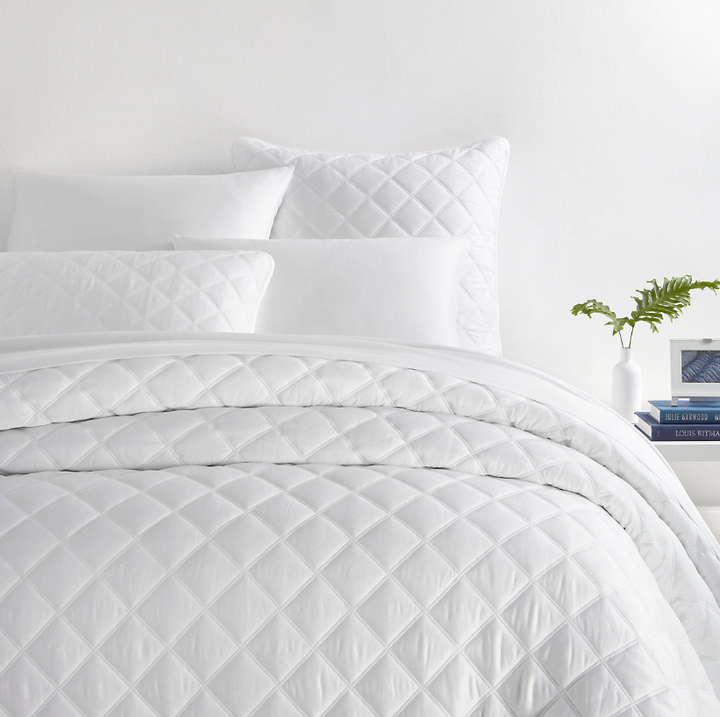 COVERLET QUITED SILKEN SOLID