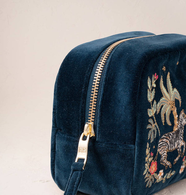 MAKEUP BAG WILD ZEBRA PALM