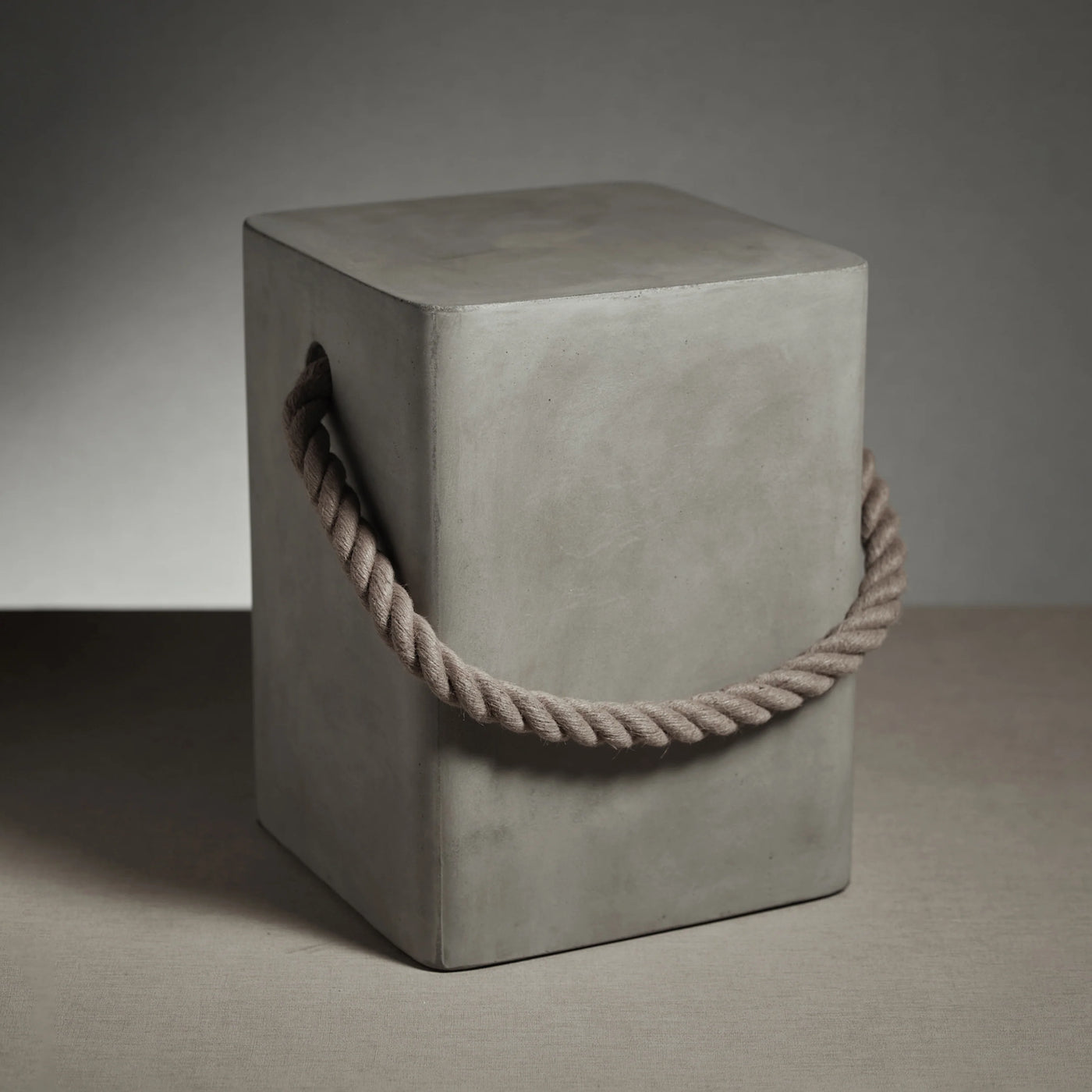 STOOL CONCRETE WITH ROPE HANDLE