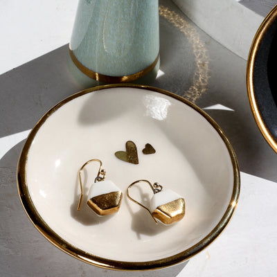 RING DISH WHITE WITH TWO GOLD HEARTS