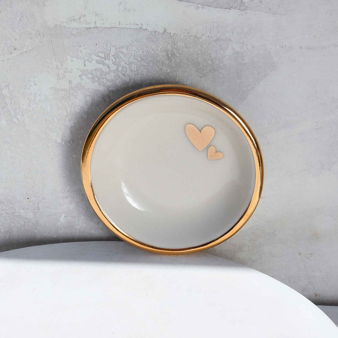 RING DISH WHITE WITH TWO GOLD HEARTS