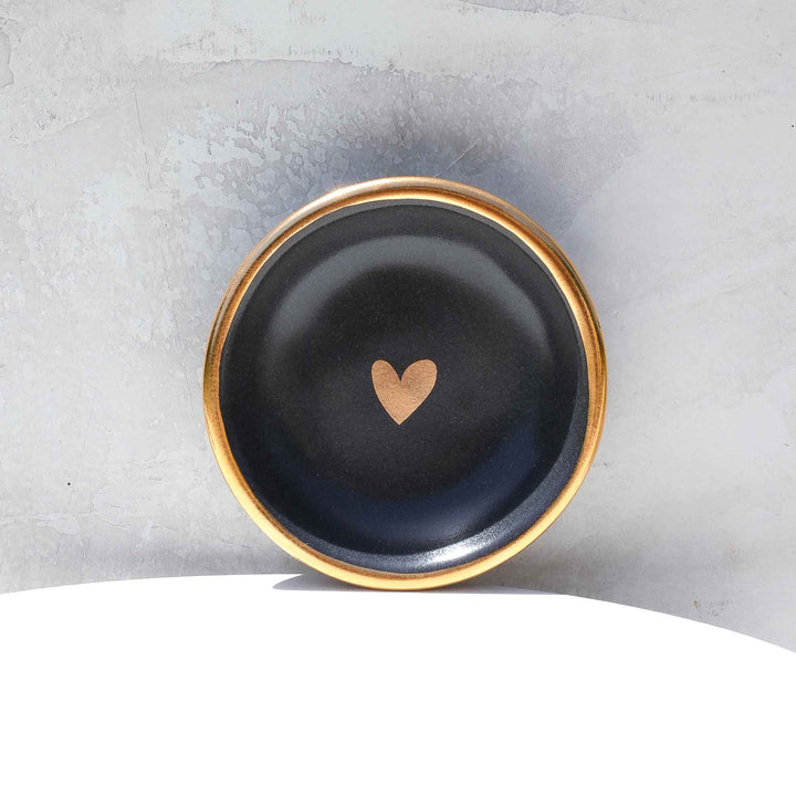 RING DISH CHARCOAL WITH ONE GOLD HEART #69790