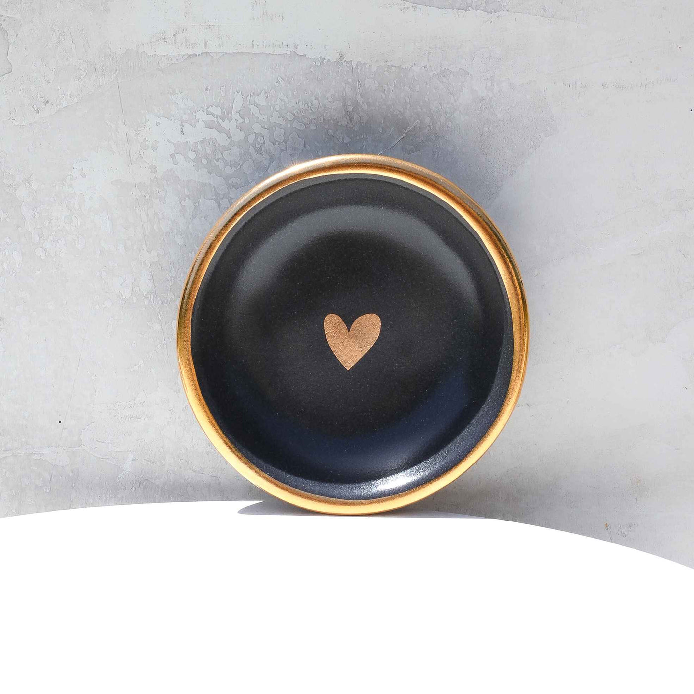 RING DISH CHARCOAL WITH ONE GOLD HEART