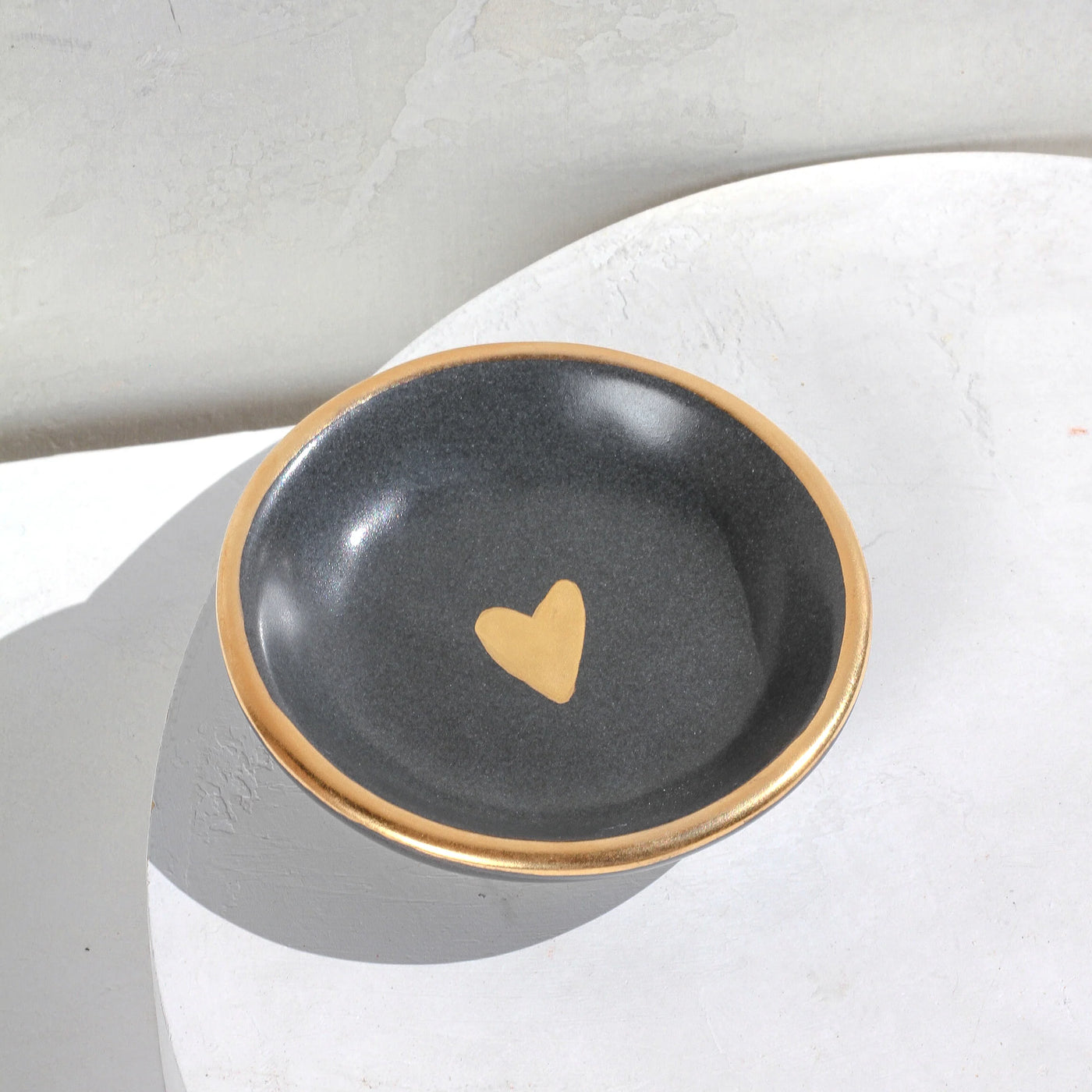 RING DISH CHARCOAL WITH ONE GOLD HEART