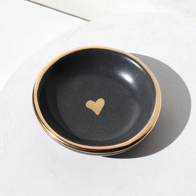 RING DISH CHARCOAL WITH ONE GOLD HEART