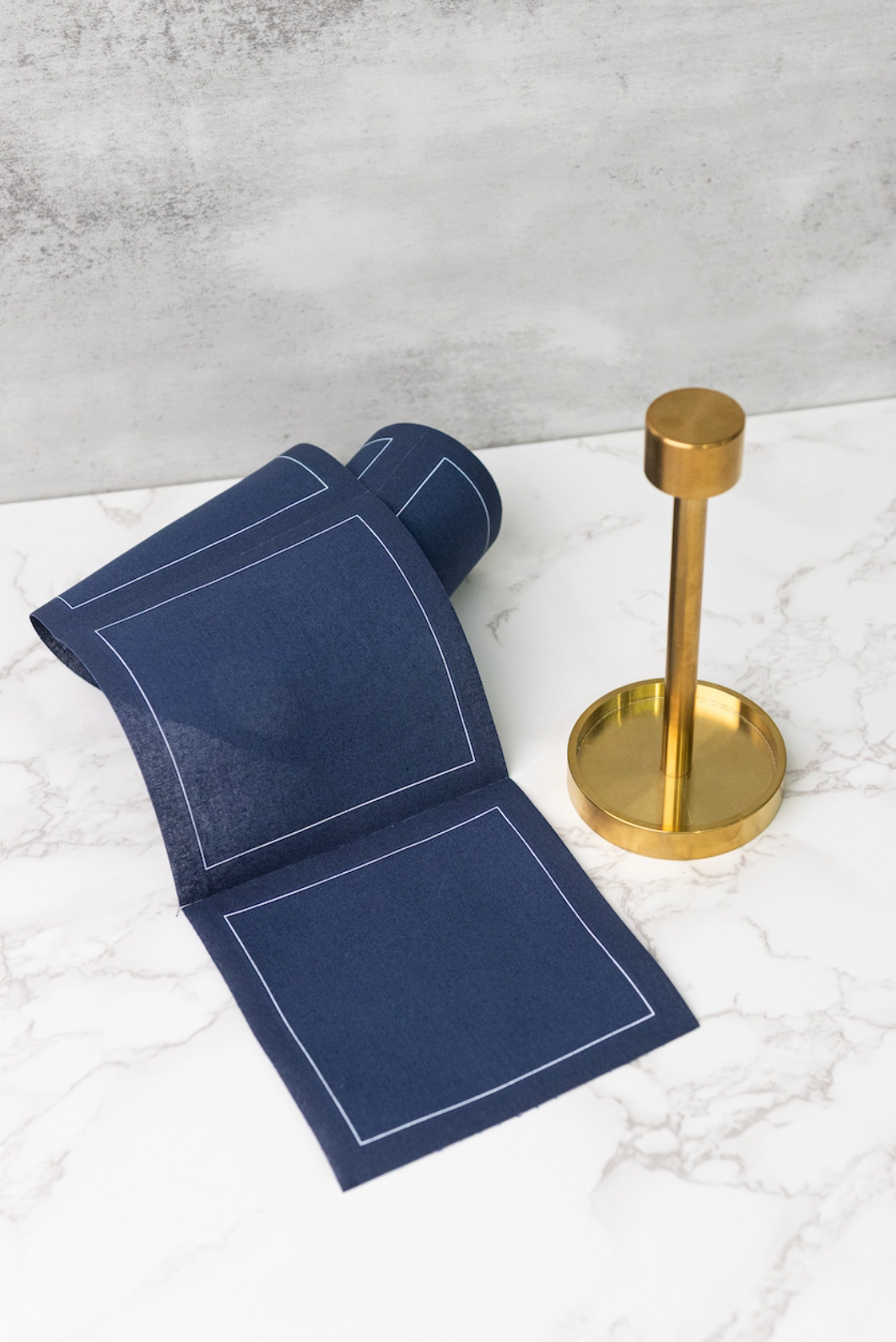 STAND COCKTAIL NAPKIN ROLL