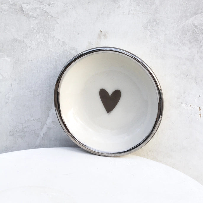 RING DISH WHITE WITH ONE SILVER HEART