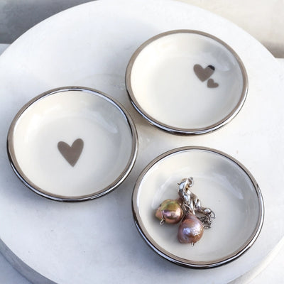 RING DISH WHITE WITH ONE SILVER HEART