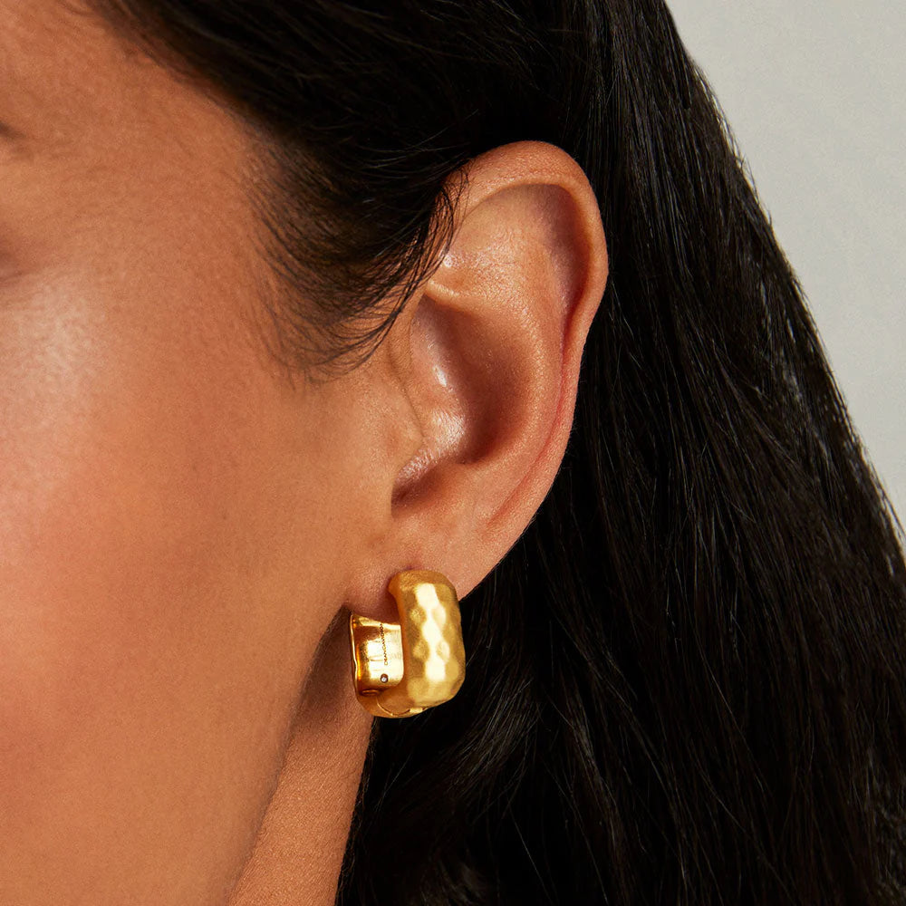 EARRINGS SQUARE NOMAD HUGGIE