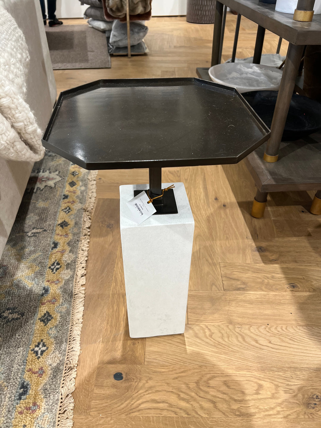 TABLE SIDE IRON TOP CARRARA BASE #52632