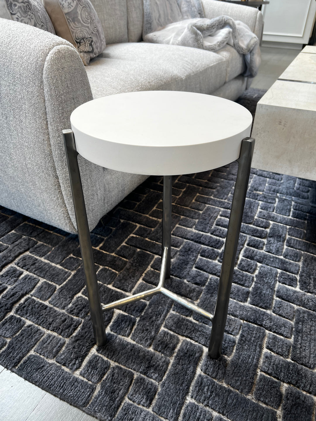 ACCENT TABLE ROUND STONE TOP TEXTURED METAL LEGS #71781