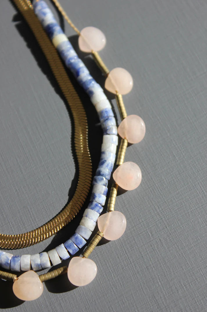 NECKLACE HERRINGBONE SODALLITE & PEACH