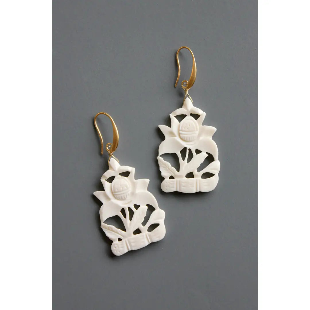 EARRINGS CARVED WHITE
