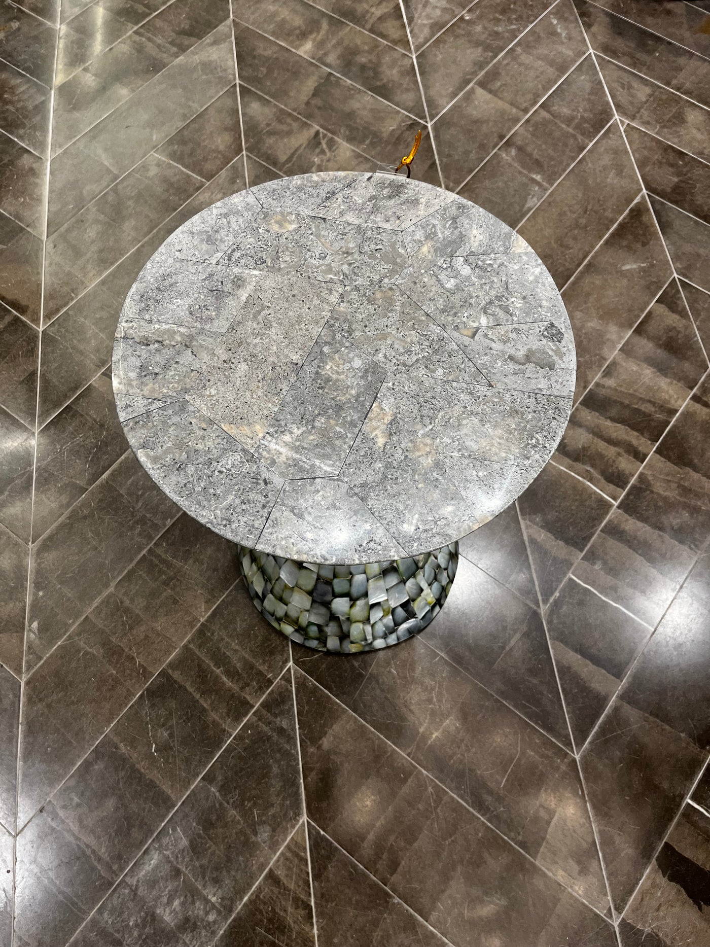 TABLE HOURGLASS GRAY STONE/SILVER MOP SHELL