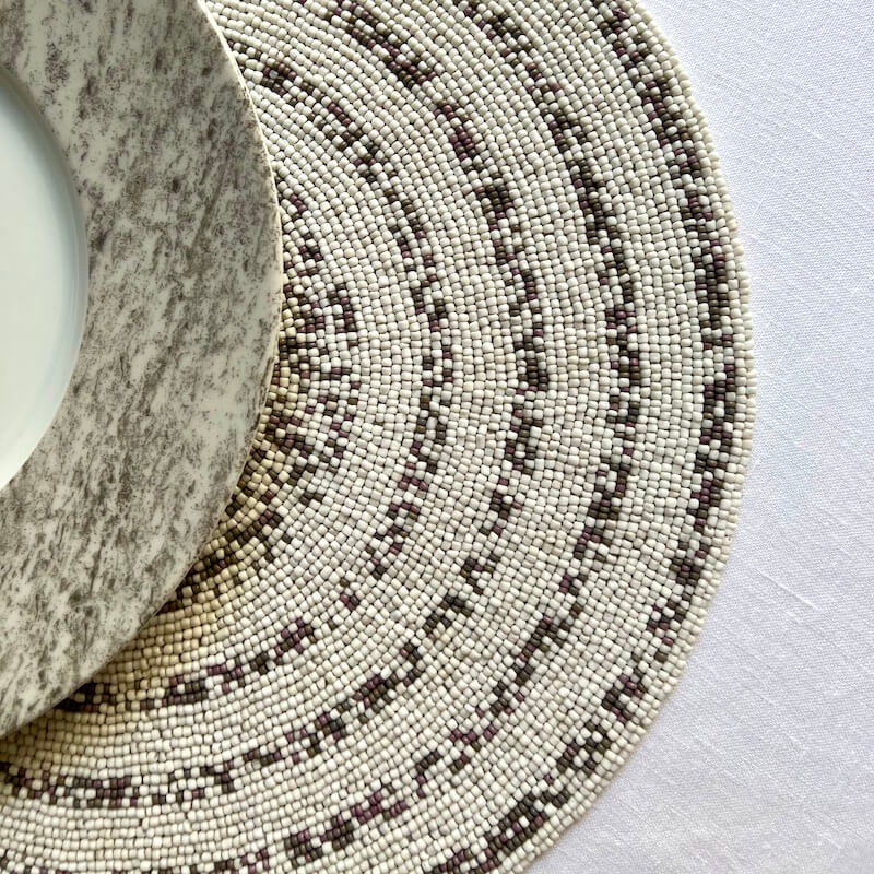PLACEMAT BEADS TAUPE & WHITE ROUND